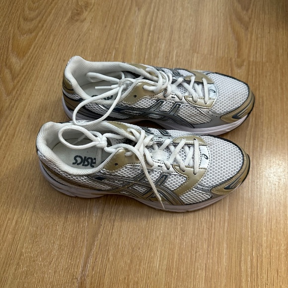 Sneakers - Picture 2 of 6